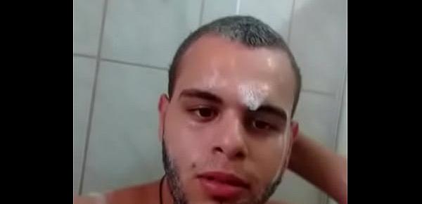  Maicon Küster tomando banho pelado e sensualizando